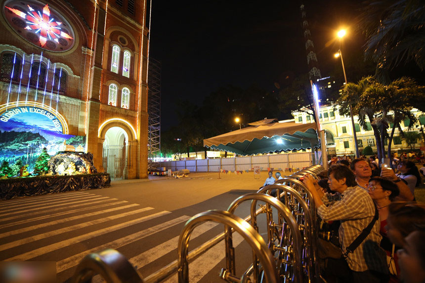 Biển người ra đường đón Giáng sinh